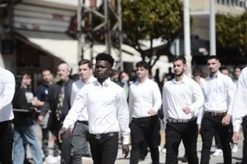 Στο κέντρο ο μαθητής που έχει τη στήριξη όλων των συμμαθητών του και φορέων της πόλης