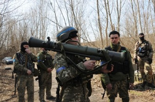 Ουκρανοί στρατιώτες με σουηδικά αντιαρματικά όπλα