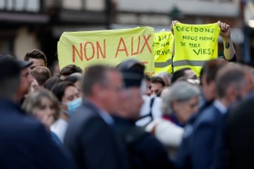 Από διαμαρτυρίες στη δυτική Γαλλία χτες, σε περιοδεία του Μακρόν