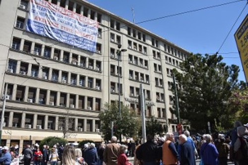 Από τη συγκέντρωση σωματείων στο υπουργείο Ανάπτυξης και τη μεγάλη διαδήλωση των συνταξιούχων την περασμένη βδομάδα