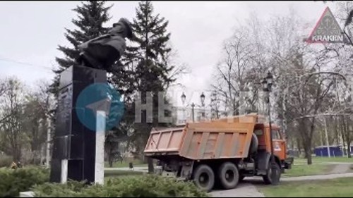 Εικόνες από το βίντεο που ανάρτησαν οι ναζί του Τάγματος Αζόφ, με το αντικομμουνιστικό μένος τους για τα σύμβολα της πάλης του σοβιετικού λαού