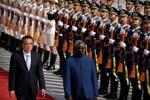 Σφοδρές αντιδράσεις στις ΗΠΑ και τους συμμάχους τους προκαλεί η συμφωνία της Κίνας με τις Νήσους Σολομώντα (φωτ. από την πρόσφατη επίσκεψη του πρωθυπουργού της νησιωτικής χώρας στο Πεκίνο)
