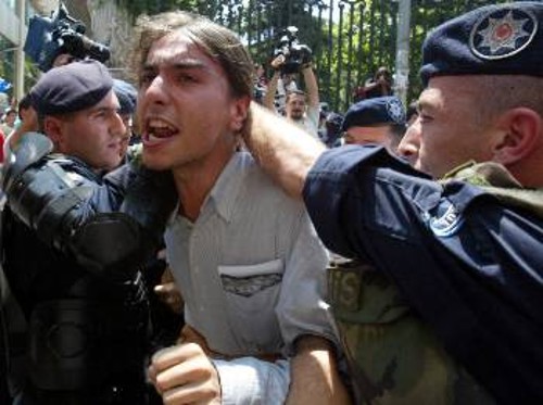 Σύλληψη διαδηλωτή στην Κωνσταντινούπολη ενάντια στη σύνοδο του ΝΑΤΟ