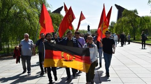 Μέλη του ΚΚΕ και του ΚΚ Τουρκίας στο Σοβιετικό Μνημείο στο Treptower Park στο Βερολίνο
