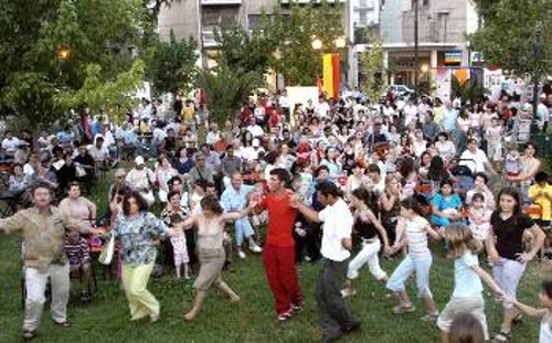 Δουλεύουμε μαζί, ζούμε μαζί, χορεύουμε μαζί, τους θέλουμε όλους νόμιμους μαζί μας (φωτογραφία από το περσινό Διήμερο για τους μετανάστες στα Πατήσια)