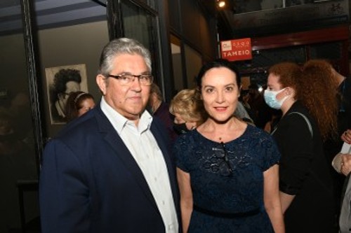 Ο Δ. Κουτσούμπας με την συγγραφέα και σκηνοθέτιδα της παράστασης, Βίλια Χατζοπούλου