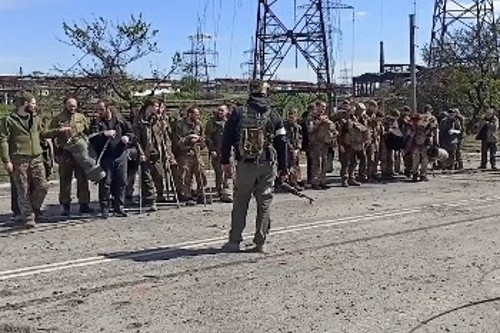 Επιχείρηση «ξεπλύματος» και ηρωοποίησης για τις δυνάμεις του ναζιστικού Τάγματος Αζόφ που παραδίδονται στο «Αζοφστάλ»