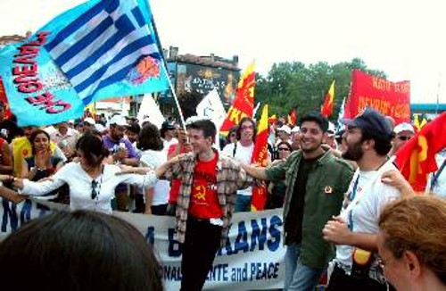 Από τη μεγάλη αντιΝΑΤΟική - αντιιμπεριαλιστική συγκέντρωση στην Κωνσταντινούπολη, τον Ιούνη του 2004, με τη συμμετοχή ελληνικής αντιπροσωπείας της ΕΕΔΥΕ