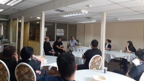 Συζήτηση με τους εργαζόμενους στο «Royal Olympic»