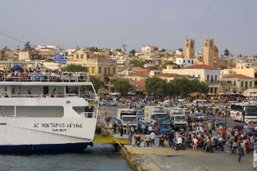 Τα ακριβά εισιτήρια στα πλοία έχουν μειώσει την επιβατική κίνηση στο νησί