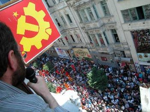 Ο Κεμάλ Οκουγιάν, γραμματέας του ΚΚ Τουρκίας, μιλά στη συγκέντρωση μπροστά στα γραφεία του κόμματος