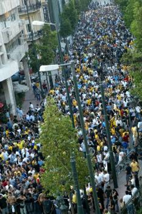Στις πλάτες του κόσμου και με την ανοχή των κυβερνήσεων κάποιοι θησαυρίζουν εκμεταλλευόμενοι το ποδόσφαιρο. Το στιγμιότυπο από το πρόσφατο συλλαλητήριο των οπαδών της ΑΕΚ