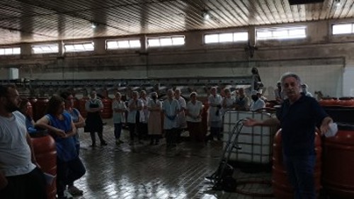 Συζητώντας με τους εργαζόμενους στο συσκευαστήριο ελιάς
