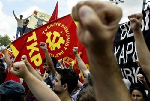 Από αντιΝΑΤΟική διαδήλωση των Τούρκων κομμουνιστών. Η ένταση της αντιιμπεριαλιστικής πάλης στις δυο πλευρές του Αιγαίου είναι η καλύτερη εγγύηση για την ειρήνη και τη δρομολόγηση φιλολαϊκών εξελίξεων στην περιοχή