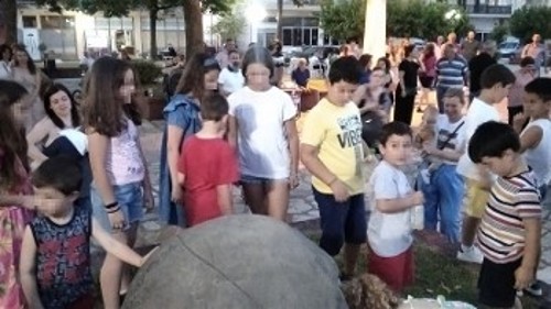 Λουλούδια από παιδιά στον «πλάτανο του Φλωράκη»