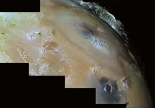 Πάνω δεξιά το θηριώδες ηφαίστειο Πελέ εκτινάσσει υλικά πάνω από την επιφάνεια της Ιούς, του ξεχωριστού και ασυνήθιστου δορυφόρου του Δία, που φωτογράφισε από κοντά για πρώτη φορά το «Βόγιατζερ» 1