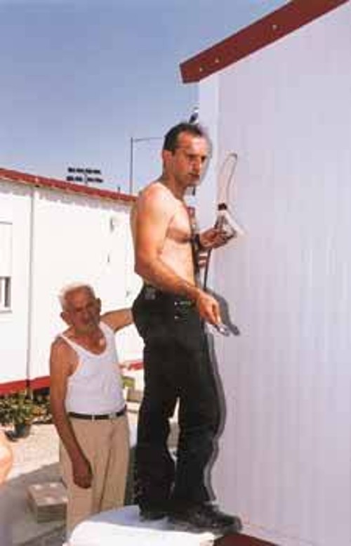Την ώρα της περιοδείας τεχνικόςεγκαθιστούσε κλιματιστικό μηχάνημα...