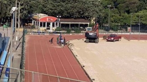Από τις εργασίες ξηλώματος των κουλουάρ στίβου στο «Ζηρίνειο»