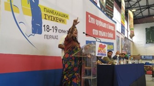 «Ολοι με το ΠΑΜΕ!» φωνάζει σε σπαστά Ελληνικά η μετανάστρια εργάτρια γης από τη Μανωλάδα