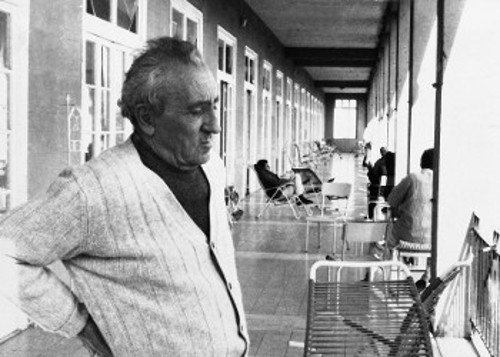 Εξι μήνες νοσηλεύτηκε ο ποιητής, λόγω βαριάς μορφής φυματίωσης, στο νοσοκομείο Cervello, όπου έγραψε το ποίημα - απάντηση «Απόκριση» στον Γιάννη Ρίτσο, που του είχε στείλει επιστολή για γρήγορη ανάρρωση (Αρχείο Νικηφόρου Βρεττάκου)