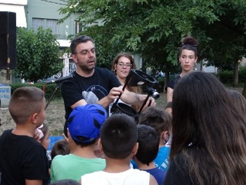 Τα παιδιά μαθαίνουν τις λειτουργίες του τηλεσκοπίου για να «ταξιδέψουν» στο Διάστημα