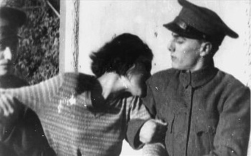 Η αστυνομία διαλύει την εκδήλωση που έχει οργανώσει το καπνεργατικό συνδικάτο και η εργάτρια αμύνεται, δαγκώνοντας το μπράτσο του διώκτη της - μία από τις συγκλονιστικότερες σκηνές της ταινίας