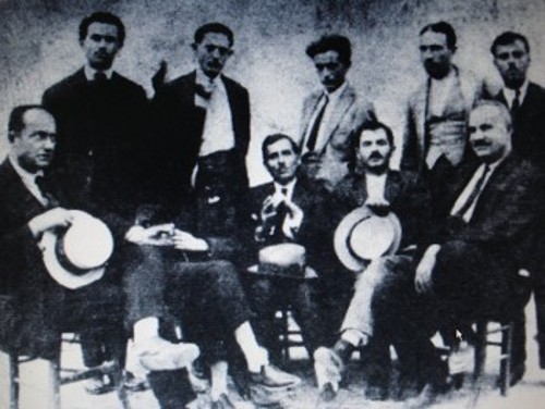 Ο κομμουνιστής ποιητής, πρώτος από αριστερά (καθιστός) με στελέχη του ΚΚΕ, όλα τους από τη δεξαμενή σκέψης του πρωτοπόρου Σοσιαλιστικού Ομίλου Κέρκυρας (1926)