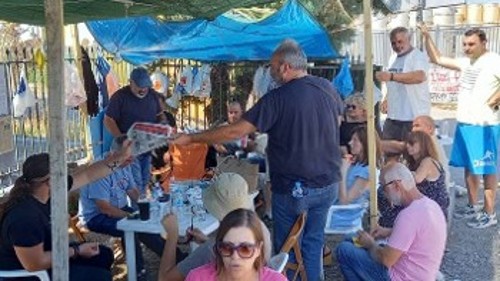 Πανεξόρμηση των ΚΟ του ΚΚΕ με τον «Ριζοσπάστη» στην πύλη του εργοστασίου