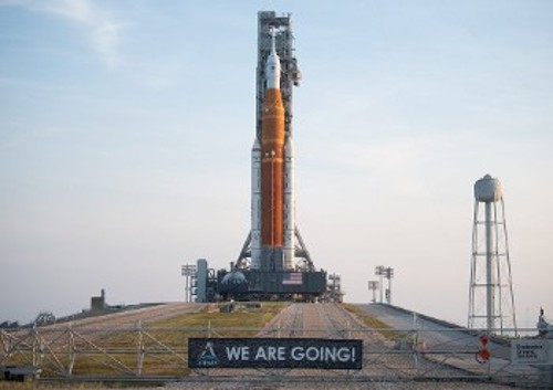 Ο πύραυλος «Space Launch System» της NASA, με το διαστημόπλοιο «Orion», προσαρμοσμένο πάνω του, βρίσκεται ήδη στην εξέδρα εκτόξευσης, ενόψει της μη επανδρωμένης αποστολής «Αρτεμις Ι» γύρω από τη Σελήνη, που προβλέπεται να πραγματοποιηθεί τις τελευταίες μέρες του Αυγούστου