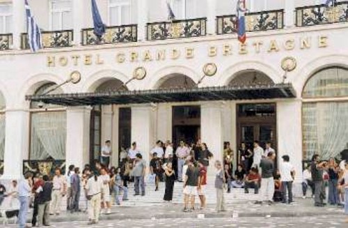 Στη ναυαρχίδα των ξενοδοχείων, εκεί όπου προχτές απαγορεύτηκε η είσοδος συνδικαλιστών, στο «Μεγάλη Βρετανία», χτες απλά δεν πάτησε ξενοδοχοϋπάλληλος. Στο πρακτικό μέρος, σεντόνια στις μεγαλοκυράτσες άλλαξαν οι μπράβοι της ιδιωτικής ασφάλειας...