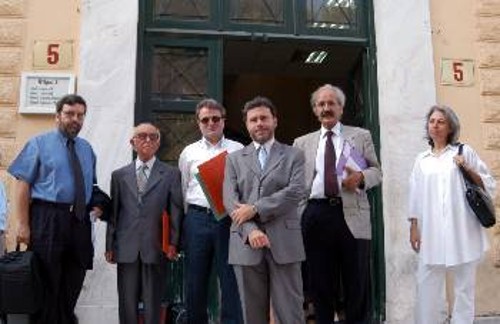 Η αντιπροσωπεία της Συντονιστικής Επιτροπής της «Δημοκρατικής Συσπείρωσης» έξω από το κτίριο «5» στην Ευελπίδων