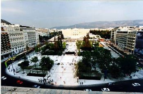 Εμείς λοιπόν θα μείνουμε εδώ. Κάτι θα βρούμε να κάνουμε για να περάσει η ώρα μας...