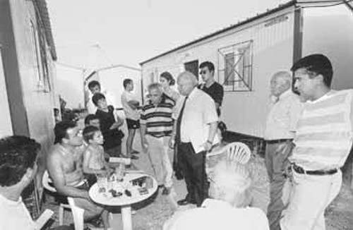 Οι βουλευτές του ΚΚΕ Αντ. Σκυλλάκος και Λ. Κανέλλη με τους σεισμοπαθείς του Μενιδίου