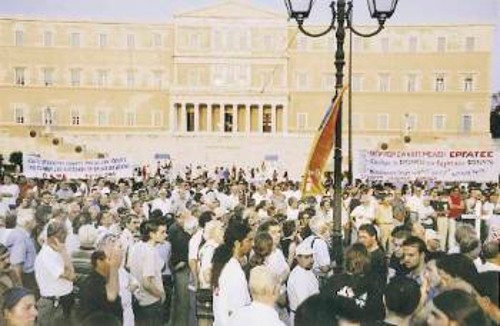 Συγκέντρωση του ΠΑΜΕ το 2004 στην Αθήνα