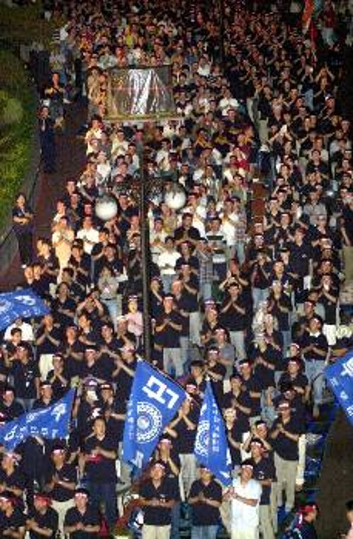 Χιλιάδες απεργοί τραπεζοϋπάλληλοι διαδηλώνουν στους δρόμους της Σεούλ