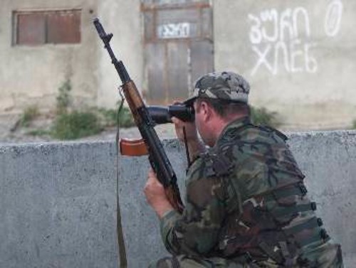 Γεωργιανός αστυνομικός σε σημείο ελέγχου στη Ν. Οσετία