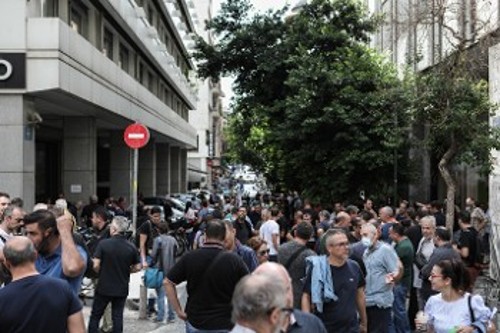 Από τη συγκέντρωση των εργαζομένων στις συγκοινωνίες στο υπουργείο Οικονομικών