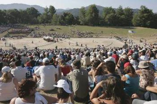 Η φωτογραφία είναι από τη διεξαγωγή της σφαιροβολίας στο στάδιο της Αρχαίας Ολυμπίας στους Ολυμπιακούς του 2004. Θα φαντάζει όμως «πταίσμα» μπροστά σε αυτά που ετοιμάζει η κυβέρνηση για το μνημείο