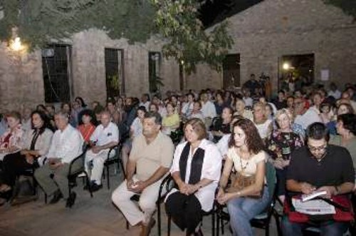 Η Αλέιδα Γκεβάρα παρακολουθεί την εκδήλωση μαζί με τον δήμαρχο Νίκαιας, Στέλιο Μπενετάτο