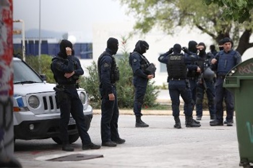 Οι ...ράμπο της Αστυνομίας μέσα στην Πολυτεχνειούπολη