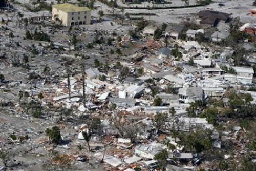 Κατεστραμμένα σπίτια και εγκαταστάσεις σε μια άμορφη μάζα μετά το πέρασμα του «Ιαν»