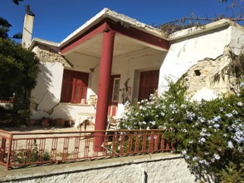 Κατεστραμμένο σπίτι στις Αγίες Παρασκιές