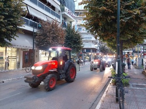Στους δρόμους με τα τρακτέρ τους βγαίνουν οι βιοπαλαιστές αγρότες