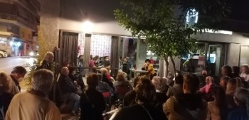 Γεμάτος από κόσμο ο εσωτερικός και ο εξωτερικός χώρος της σύσκεψης