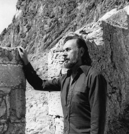 Ο Γιάννης Ρίτσος ακουμπάει στα μεσαιωνικά τείχη της Μονεμβασιάς, επιστρέφοντας με τη φαντασία του στην παιδική ηλικία του, που διαμόρφωσε τον κομμουνιστή ποιητή, αφού έζησε ανάμεσα στους λαϊκούς ανθρώπους του σκελετόβραχου. Ηταν ένα ανυπότακτο παιδί, που συχνά το έστηναν στη γωνία της τάξης οι δάσκαλοί του. Οι τιμωρίες τον πέρναγαν διά πυρός και σιδήρου, λες και τον προετοίμαζαν για τις επερχόμενες εξορίες στα ξερονήσια
