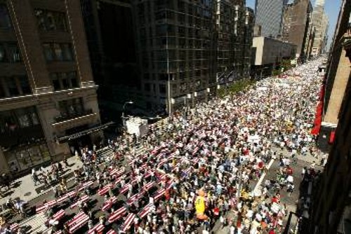Ομοιώματα φερέτρων προηγούνται της μεγάλης διαδήλωσης