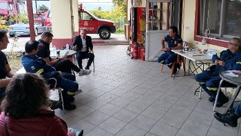 Με τους πυροσβέστες