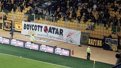Το πανό των οπαδών της ΑΕΚ κατά του επικείμενου Μουντιάλ του Κατάρ