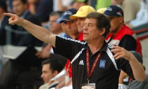 Ο ομοσπονδιακός τεχνικός Οτο Ρεχάγκελ ζητάει προσοχή από τους παίκτες
