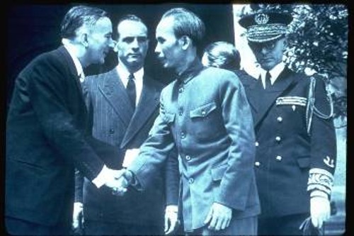 O Χο Τσι Μινχ χαιρετά τον Γάλλο Πρόεδρο, Ζωρζ Μπιντώ, 1946, μετά από την αναγνώριση της Δημοκρατίας του Βιετνάμ, από τη Γαλλία